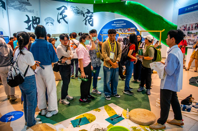 聚焦2024交流周|赞不绝口！多国师生共赏第六届中国-东盟青少年艺术教育成果展